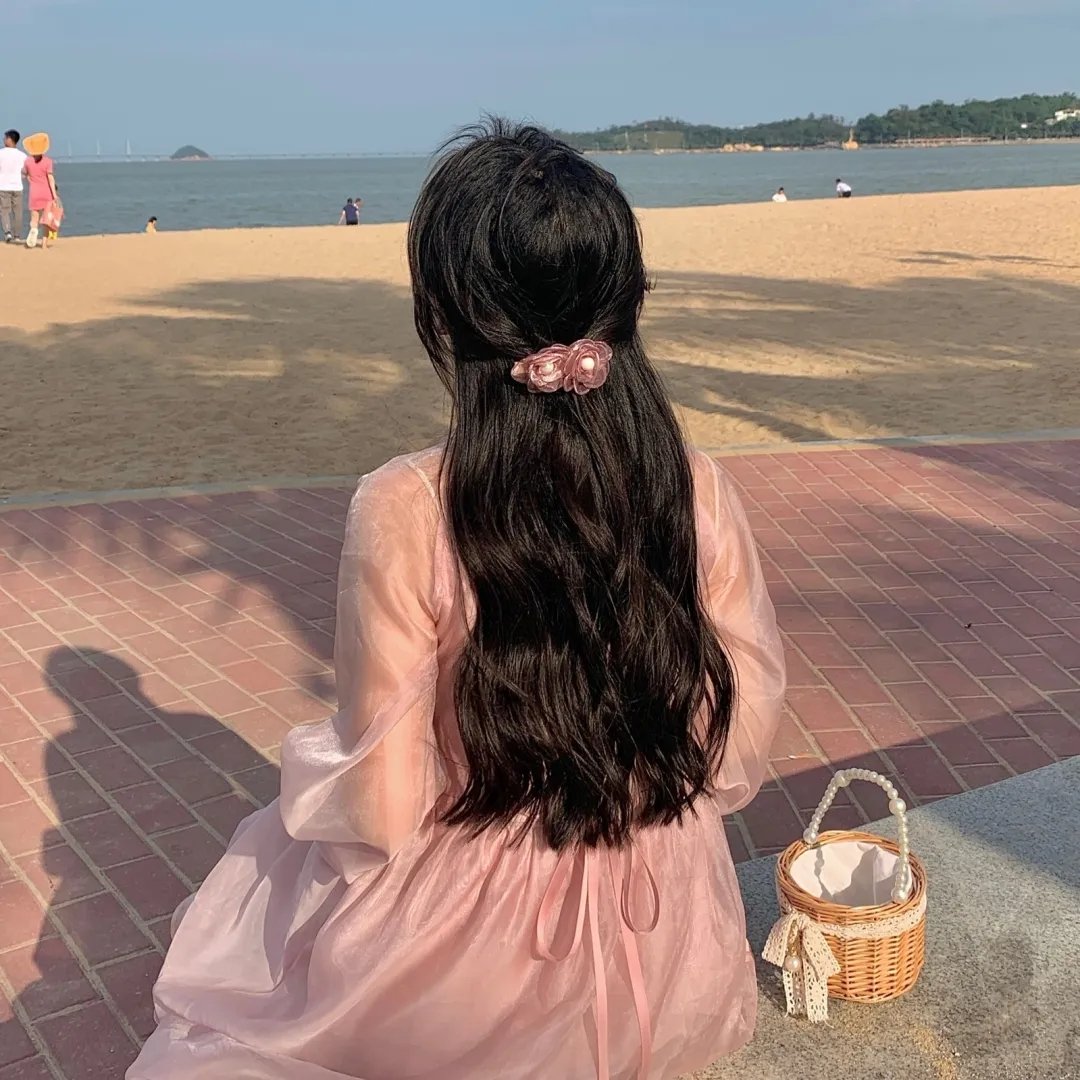 高墙、黑色与帅小伙
